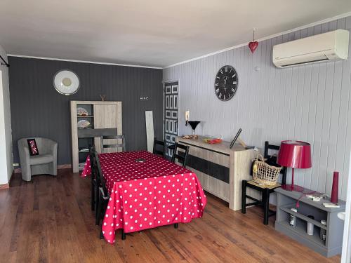 Zimmer mit einem Bett, einem Tisch und einem Schreibtisch in der Unterkunft L’Amirall in Roses