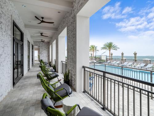 - un balcon avec des chaises et une piscine dans l'établissement Hotel Indigo - Panama City Marina, an IHG Hotel, à Panama City