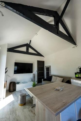 un salon avec une table et un canapé dans l'établissement Maison Tiki Village Aix centre, à Aix-en-Provence