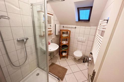 La salle de bains est pourvue d'une douche et d'un lavabo. dans l'établissement Nüssenberger Hof Apartments, à Cologne