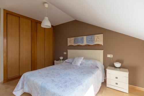 Un pat sau paturi într-o cameră la Dúplex en Residencial Vichona en Sanxenxo