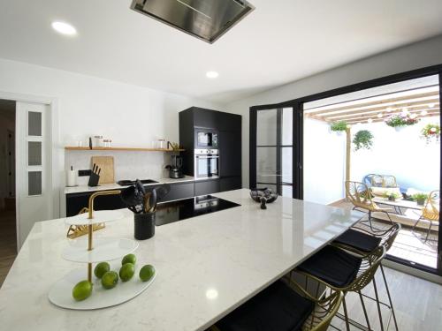 eine Küche mit einer großen weißen Insel mit einer Arbeitsplatte in der Unterkunft Villa Elena Can Quintana in Pineda de Mar