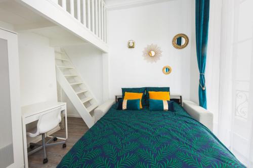 une chambre avec un lit et un escalier dans l'établissement Loft Latin, à Paris
