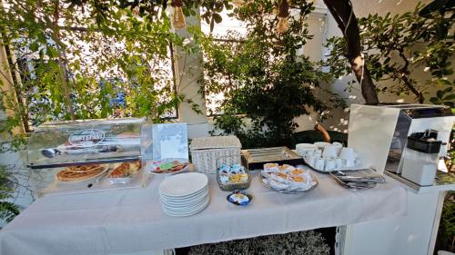 uma mesa com pratos de comida em Hotel Golfo Azzurro em Capoliveri