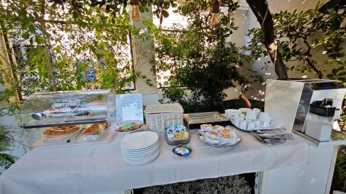 un tavolo con piatti di cibo sopra di Hotel Golfo Azzurro a Capoliveri