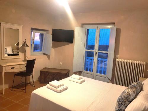 1 dormitorio con 1 cama, escritorio y en Balcony&Tower, en Areopoli