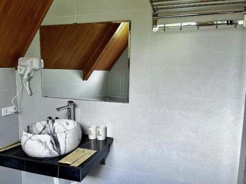 ein Bad mit einem Waschbecken und einem Spiegel in der Unterkunft Chapa Stream House in Sa Pa