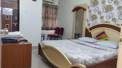 Una cama o camas en una habitación de Hotel Sony Palace, Kolhapur