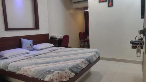 Una cama o camas en una habitación de Hotel Sony Palace, Kolhapur