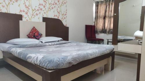 Una cama o camas en una habitación de Hotel Sony Palace, Kolhapur