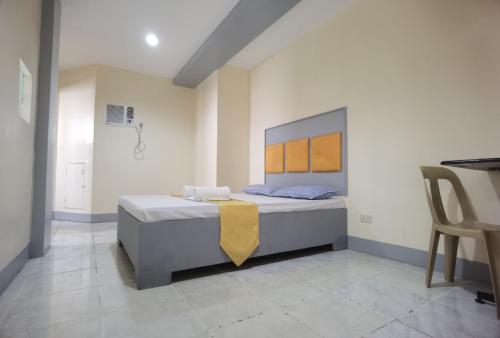 Un dormitorio con una cama con una manta amarilla. en Rivoli Hotel en San Pablo