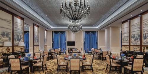 Posezení v ubytování Crowne Plaza Dongying by IHG