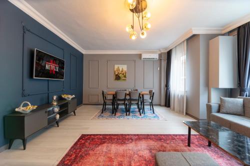 een woonkamer met een tafel en een bank bij Hexa Suites Hotel in Istanbul