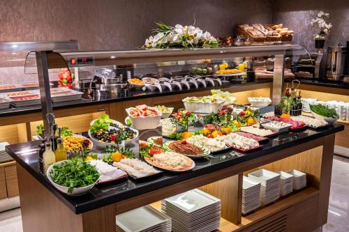 イスタンブールにあるVeyron Hotels & SPAの品揃え豊富なビュッフェ