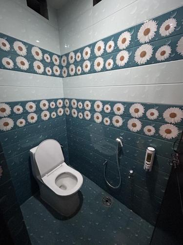 een badkamer met een toilet in een blauwe kamer bij Shri Sarvad AC Rooms & Dormitory in Varanasi