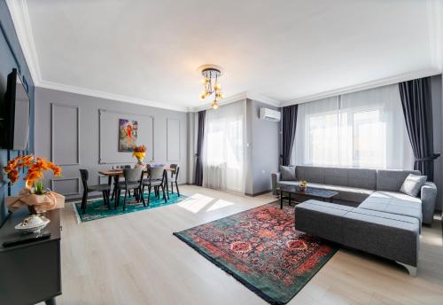un soggiorno con divano e tavolo di Hexa Suites Hotel a Istanbul