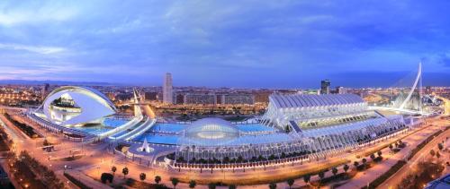 un gran estadio con un gran edificio y una ciudad en Vivienda Turistica Valencia 1 - Grandes Grupos, en Valencia