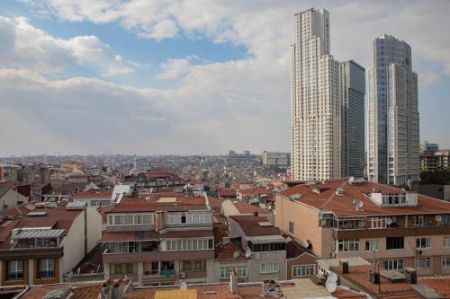 widok na miasto z wysokimi budynkami w obiekcie Hexa Suites Hotel w Stambule