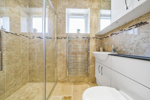 Ένα μπάνιο στο Country cottage & Tennis court