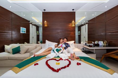 スミニャックにあるBajra Bali Villa Seminyakの二人の女性が部屋のベッドに座っている