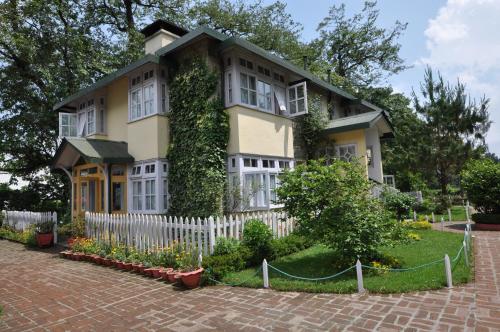 Gallery image of Windamere Hotel - A Colonial Heritage in Darjeeling