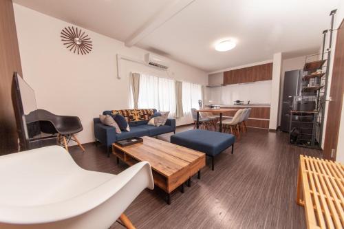 sala de estar con sofá y mesa en ツナゲル青森安方Villa Suite en Aomori