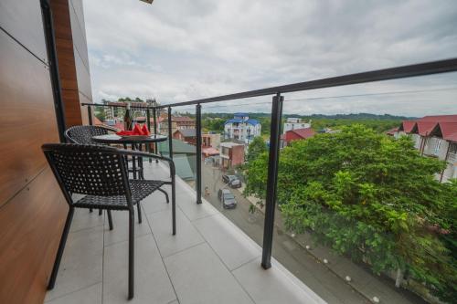 balcón con mesa, sillas y vistas en Ritsa Resort en Ureki