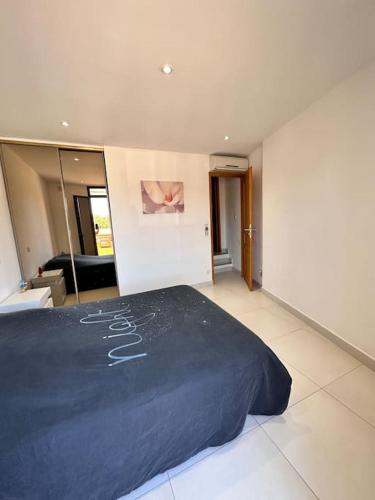 une chambre avec un grand lit dans une pièce dans l'établissement L’élégance de la pierre, à Fourques