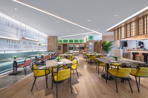 Ein Restaurant oder anderes Speiselokal in der Unterkunft EVEN Hotels Shenzhen Guangming Cloud Park by IHG 