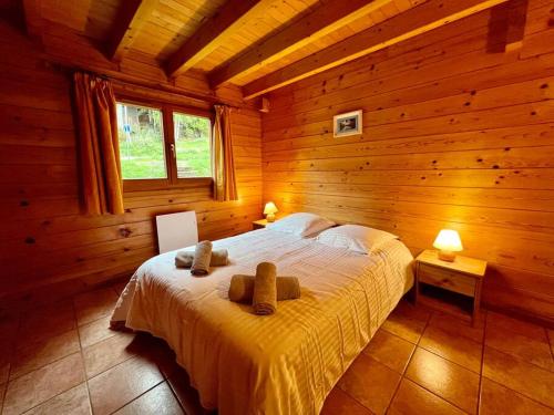 Un pat sau paturi într-o cameră la Chalet Verlaine 4* magnifique et authentique