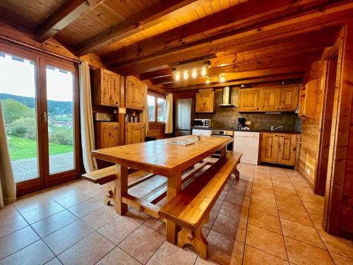 - une grande cuisine avec une table en bois dans une cabine dans l'établissement Chalet Verlaine 4* magnifique et authentique, à Xonrupt-Longemer