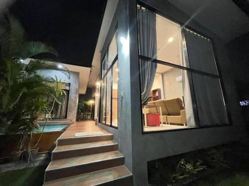 Ban Wat Pho Thong的住宿－曼谷廊曼机场设计师泳池别墅有按摩浴缸 Thai Cool Private pool villa Don Mueang，相簿中的一張相片