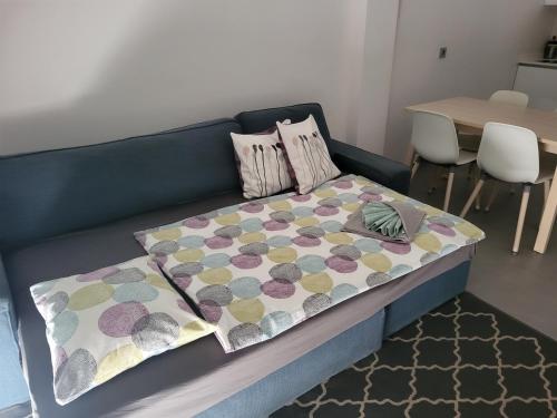 エル・メダノにあるVista Montaña Roja Medanoのテーブルと椅子が備わる客室のベッド1台分です。