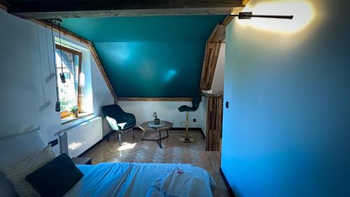 Habitación con cama y techo azul. en Uroczysko en Lesko