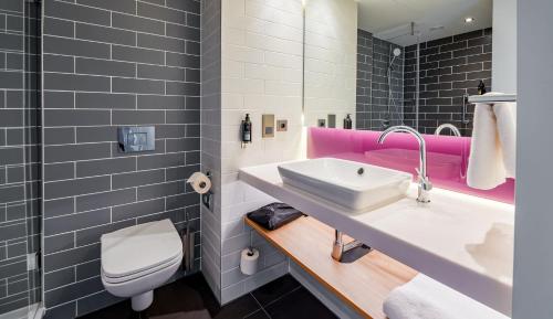 ein Bad mit einem Waschbecken und einem WC in der Unterkunft Premier Inn Mannheim City Centre in Mannheim