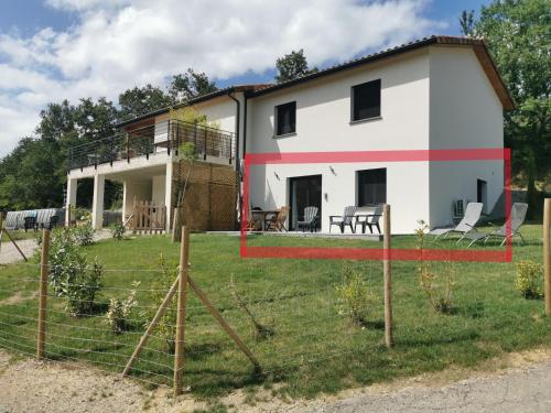 une maison avec une clôture devant elle dans l'établissement Gîte La Coumette - classé 3 étoiles, à Crampagna