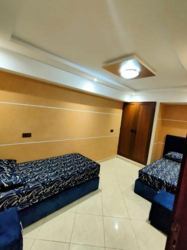 a room with two beds in a room with at Appartement au sous-sol à mohammedia - wifi gratuit in Mohammedia