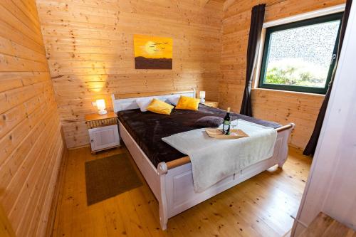 una camera con un letto in una cabina di legno di 5 Sterne Ferienhaus Susi mit Kamin, Seeblick und 2 Terrassen a Rieden