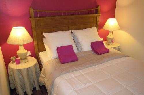 La Cachette du Menuisier في وايمس: غرفة نوم عليها سرير ووسادتين