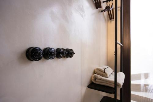 a bathroom with a rack of lenses and towels at El Rincón de María Vicenta in Valencia