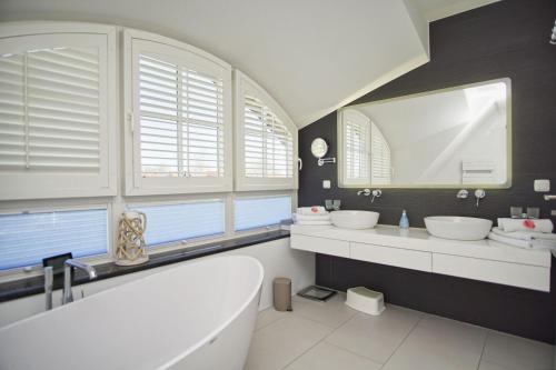 ห้องน้ำของ Haus in idyllischer Lage mit Sauna, Terrasse und Garten - Villa Morgensünn