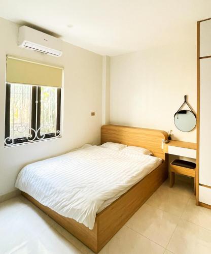 Schlafzimmer mit einem Bett, einem Schreibtisch und einem Fenster in der Unterkunft Crabby homes in Hanoi