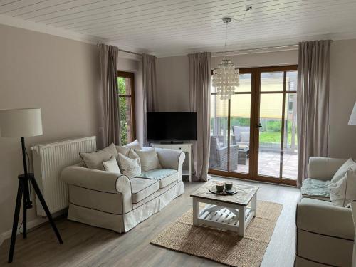 a living room with a couch and a table at Schnuckenhütte in Soltau
