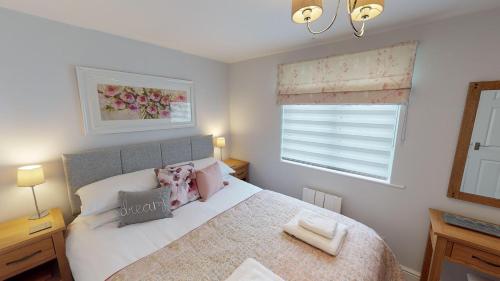 - une petite chambre avec un lit et une fenêtre dans l'établissement Avocet at Leigh Cottages, à Seaton