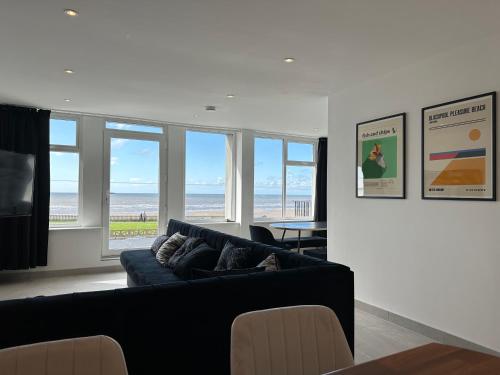 un soggiorno con divano e vista sull'oceano di Queens Apartment 1 a Blackpool