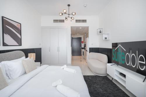 Postel nebo postele na pokoji v ubytování Executive Studio in Damac Hills by Suiteable