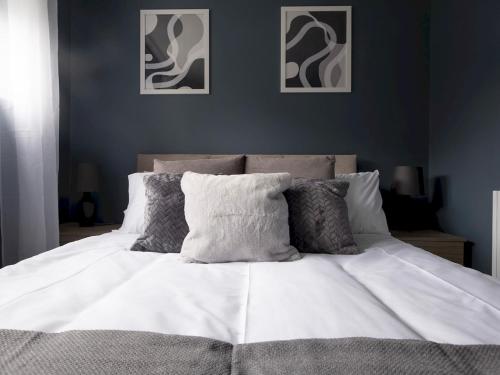 - un lit avec des draps et des oreillers blancs dans une chambre dans l'établissement Pass the Keys Comfortable flat, à Scunthorpe