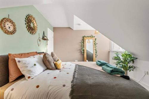 een slaapkamer met een groot bed met kussens erop bij Homely/Stylish 1 Bed* 3 Guests in Southampton