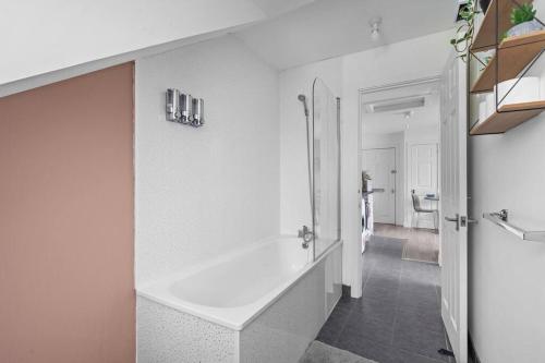 een witte badkamer met een bad en een toilet bij Homely/Stylish 1 Bed* 3 Guests in Southampton