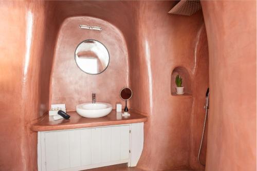 Koupelna v ubytování Danae Suites Santorini